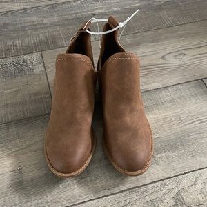NWT brown booties size 6